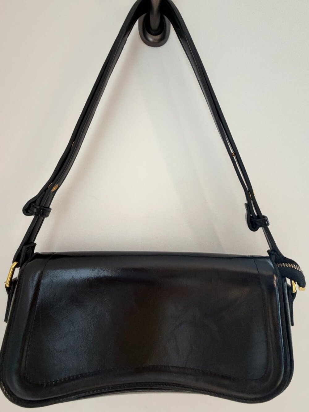 Sculpted Curved Flap Shouldr Bag-Black